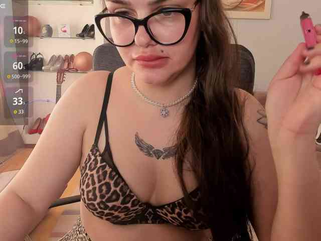 Este modelo está ao vivo agora. KamillaJei