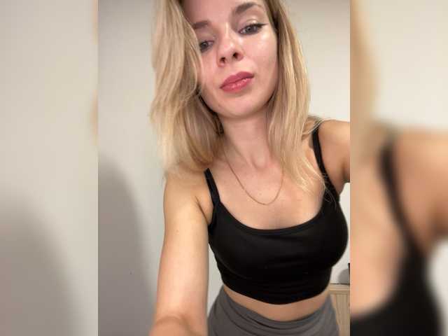 miahollis live cam preview