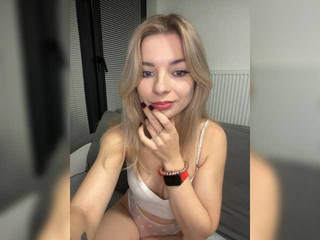 miahollis, live now on BongaCams