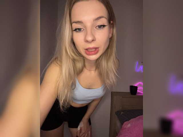 miahollis live cam on BongaCams