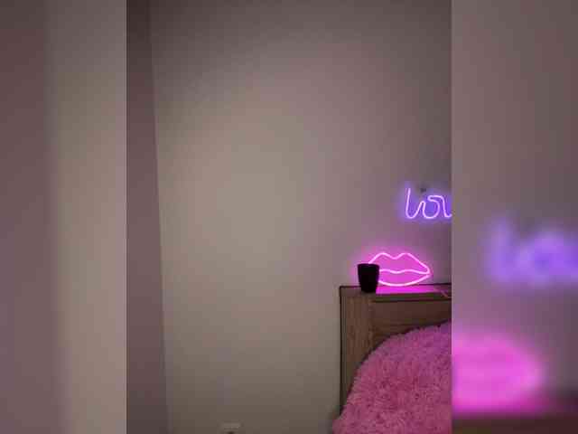 miahollis webcam