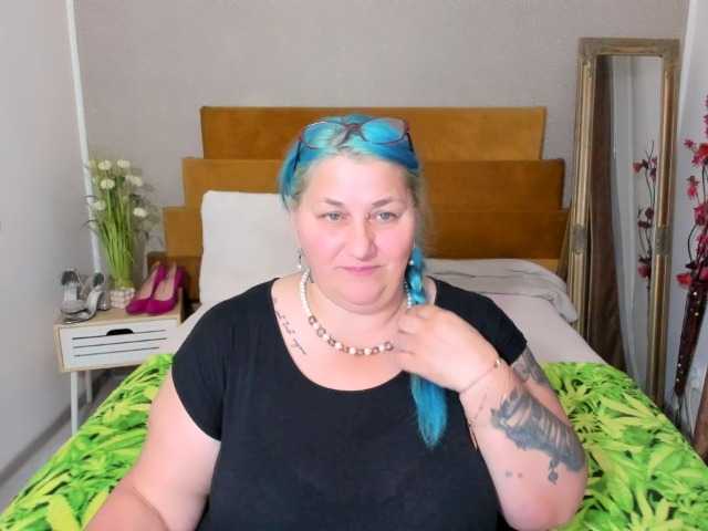 BlondyBigBoobs