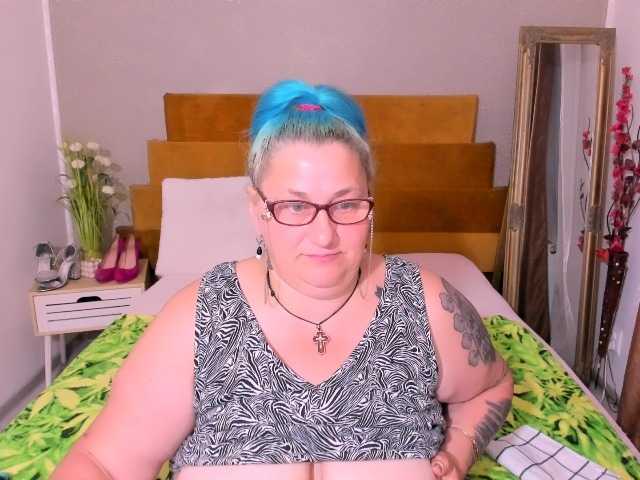 BlondyBigBoobs