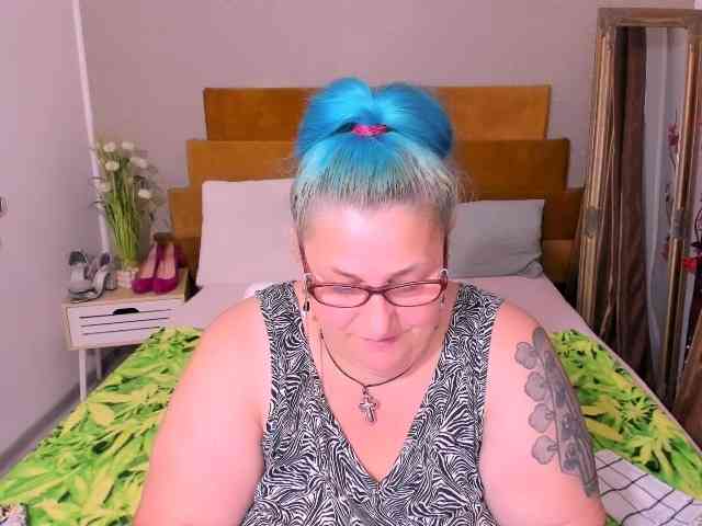 BlondyBigBoobs