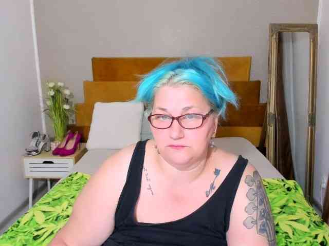 BlondyBigBoobs