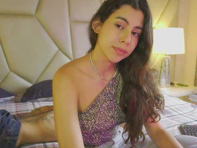 le modèle Be-Curiouss est en webcam porno dans un show sur le site bongacams, il possède les tags suivants: Latino/Hispanic,Brunette,Shaved