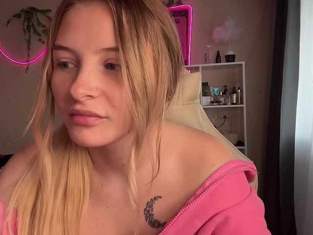 VictoriaMist, 18 y/o - Live Cam on BongaCams