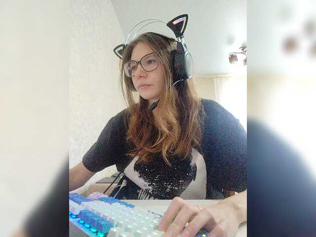 le modèle KittyMiracle est en webcam porno dans un show sur le site bongacams, il possède les tags suivants: White/Caucasian,Brunette,Shaved
