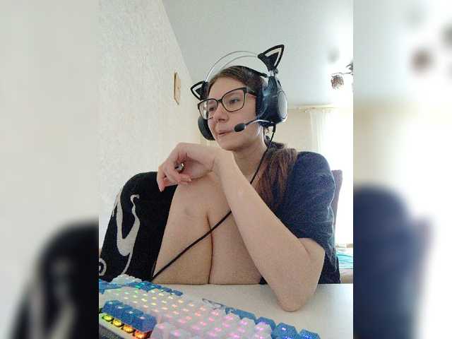 le modèle KittyMiracle est en webcam porno dans un show sur le site bongacams, il possède les tags suivants: White/Caucasian,Brunette,Shaved