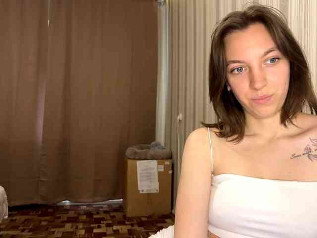 CameliaHovermale webcam