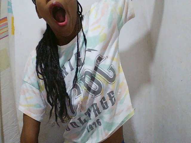 sexy-sarah's BongaCams show and profile