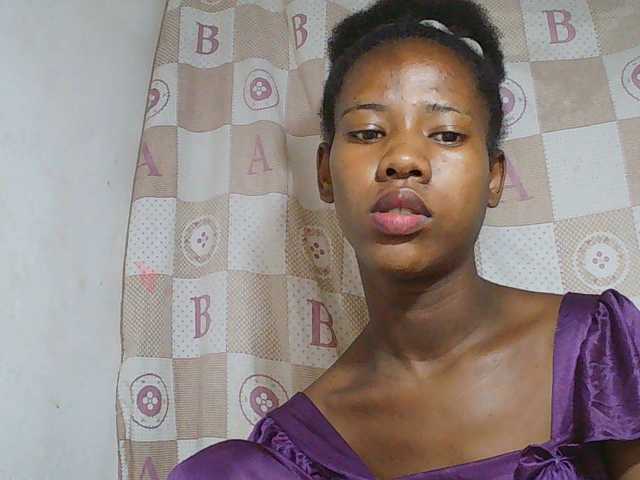 le modèle Sexy-Sarah est en webcam porno dans un show sur le site bongacams, il possède les tags suivants: Ebony,Brunette,Hairy