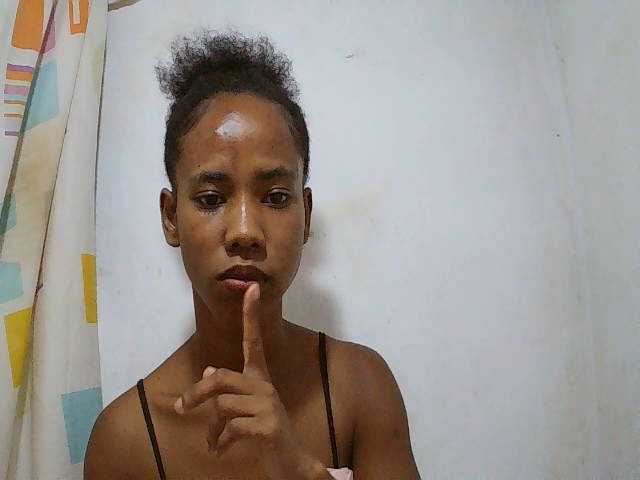 Sexy-Sarah Live Cam and Statistics on UnifiedCams