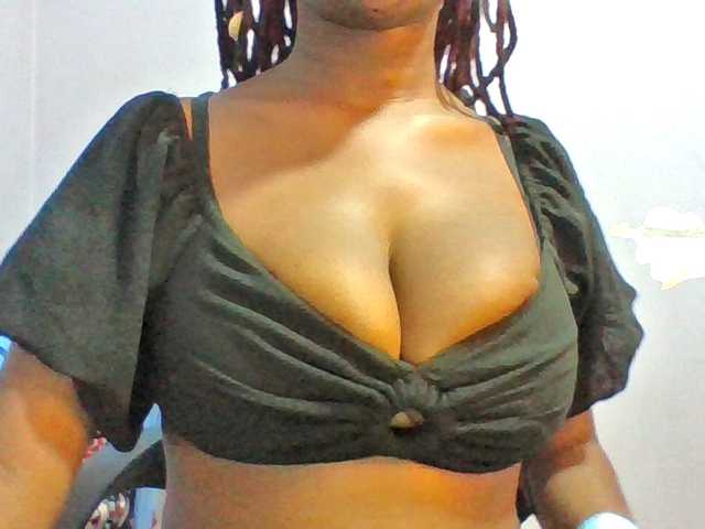 Sweet-petite live cam on BongaCams