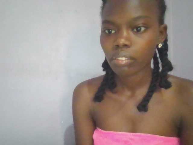 le modèle Sweet-petite est en webcam porno dans un show sur le site bongacams, il possède les tags suivants: Ebony,Brunette,Trimmed