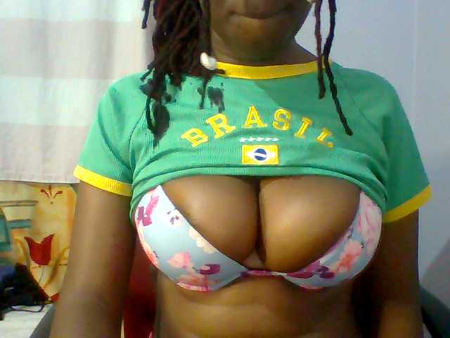 Sweet-petite live cam on BongaCams