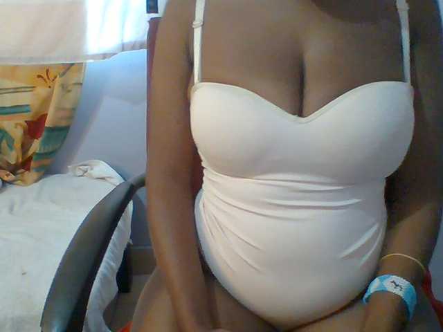 Sweet-petite live cam on BongaCams