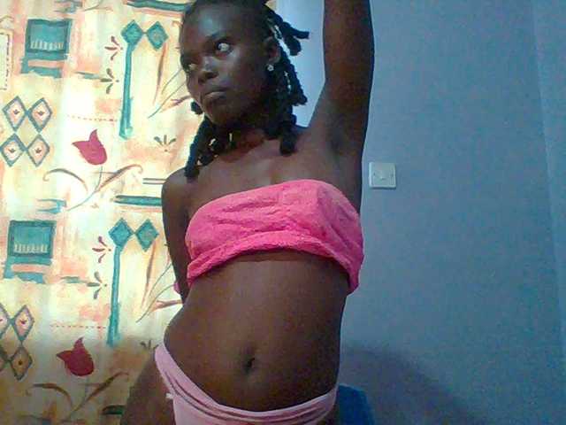 le modèle Sweet-petite est en webcam porno dans un show sur le site bongacams, il possède les tags suivants: Ebony,Brunette,Trimmed