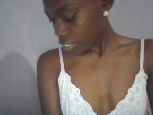 le modèle Sweet-petite est en webcam porno dans un show sur le site bongacams, il possède les tags suivants: Ebony,Brunette,Trimmed