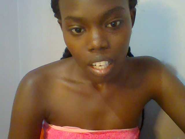 le modèle Sweet-petite est en webcam porno dans un show sur le site bongacams, il possède les tags suivants: Ebony,Brunette,Trimmed