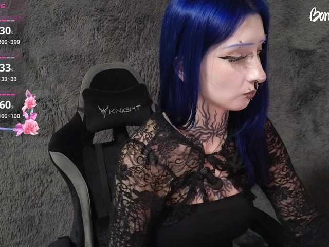 YoungAlice1 live cam preview