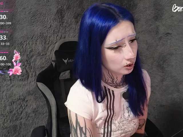 YoungAlice1 live cam preview