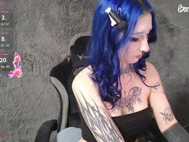 YoungAlice1 live cam preview