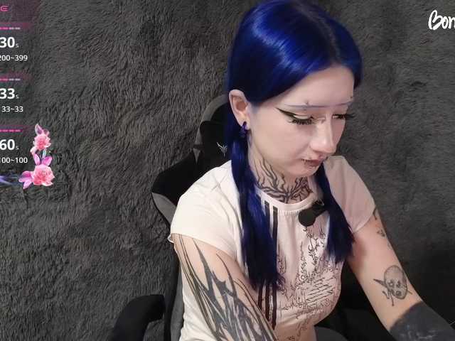 YoungAlice1 live cam preview