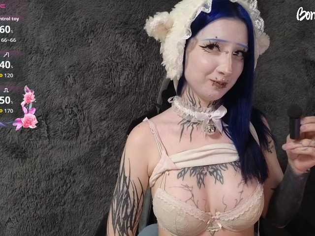 YoungAlice1 live cam preview