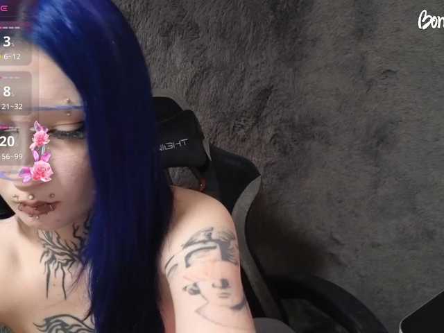 YoungAlice1 live cam preview