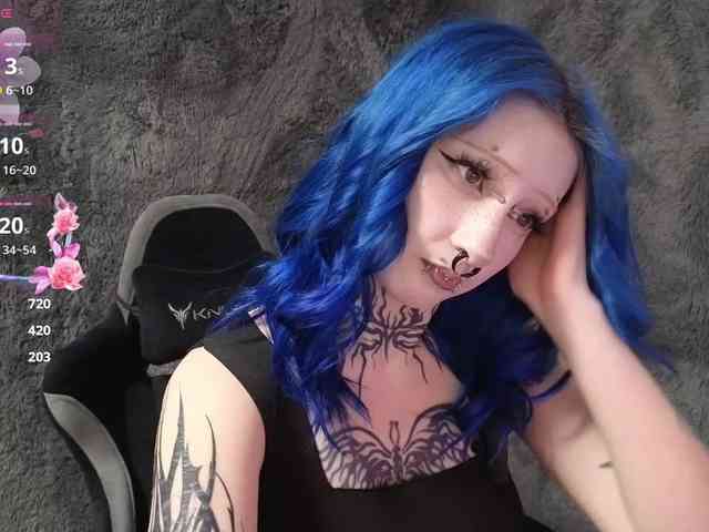 YoungAlice1 webcam
