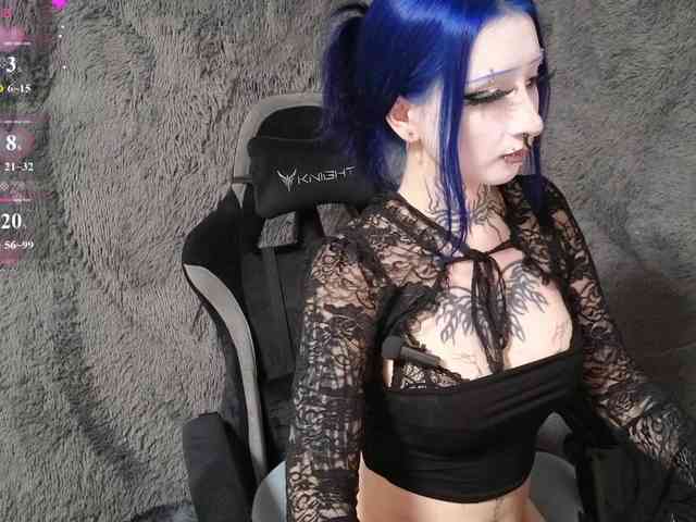 YoungAlice1 webcam