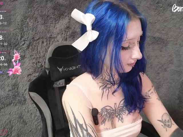 YoungAlice1 webcam