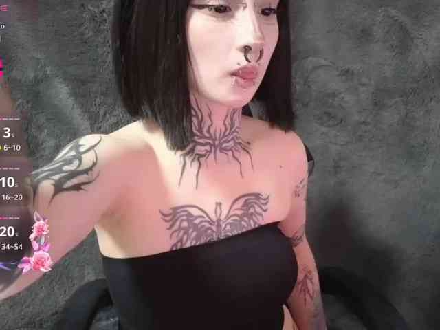 YoungAlice1 webcam