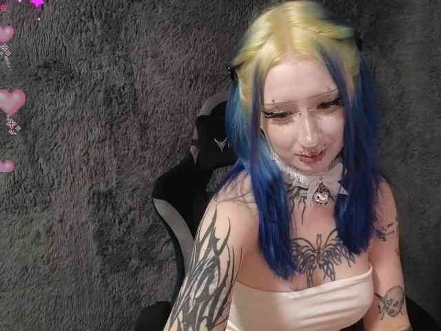 YoungAlice1 webcam