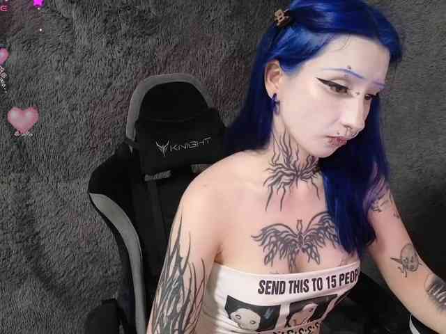 YoungAlice1 webcam