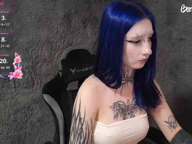YoungAlice1 webcam