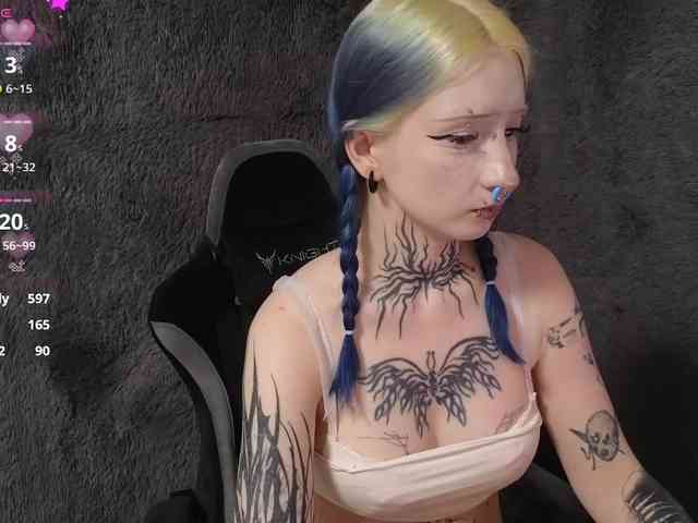 YoungAlice1 webcam