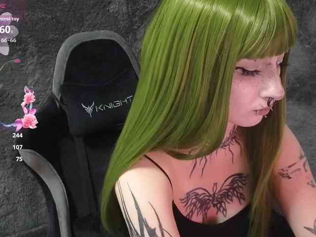 YoungAlice1 webcam