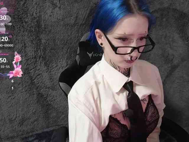 YoungAlice1 webcam