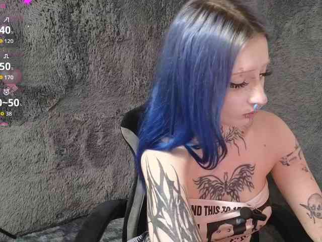 YoungAlice1 webcam