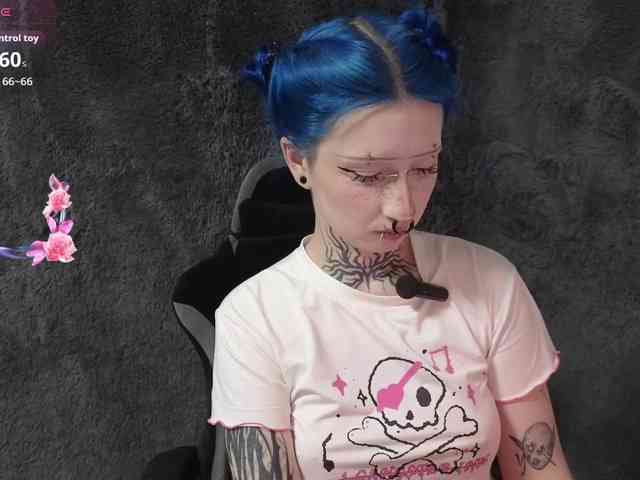 YoungAlice1 webcam