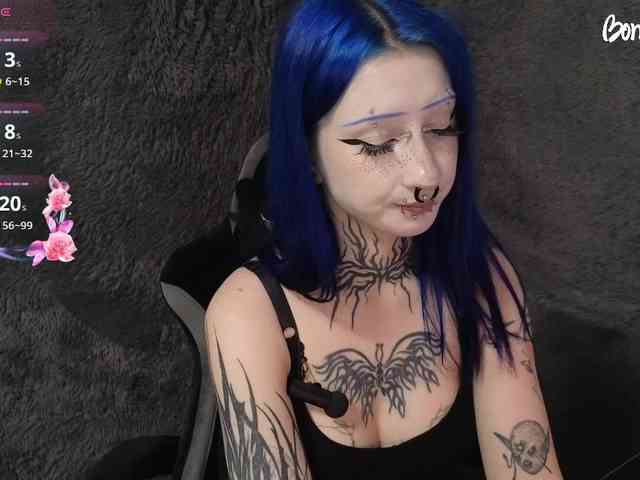 YoungAlice1 webcam