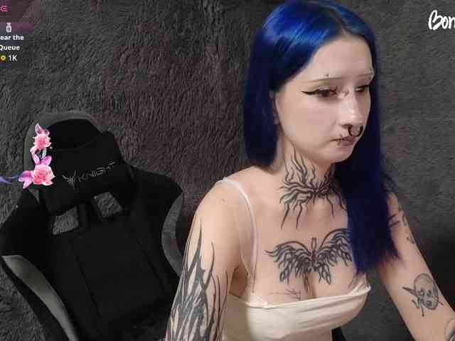 YoungAlice1 webcam