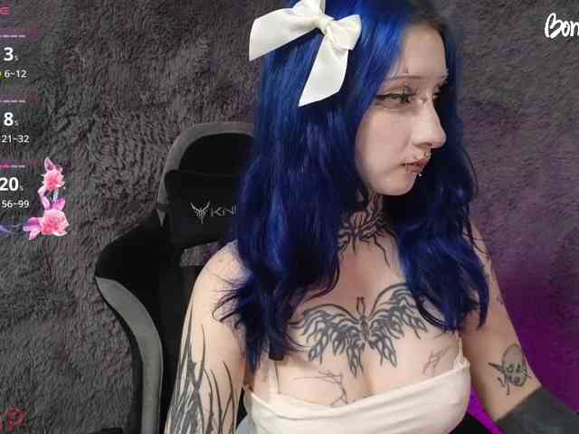 YoungAlice1 webcam