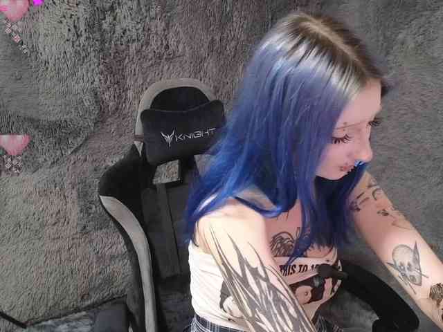 YoungAlice1 webcam