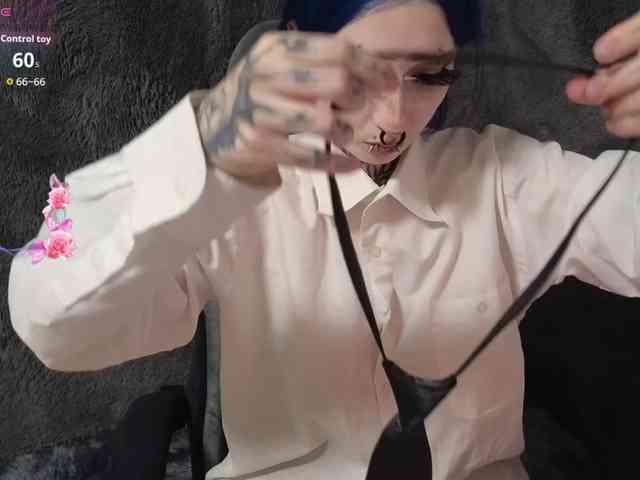 YoungAlice1 webcam