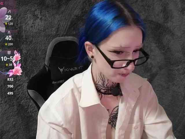 YoungAlice1 webcam