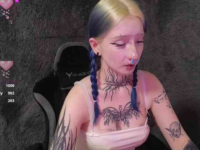 YoungAlice1 webcam