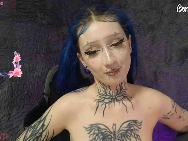 YoungAlice1 webcam